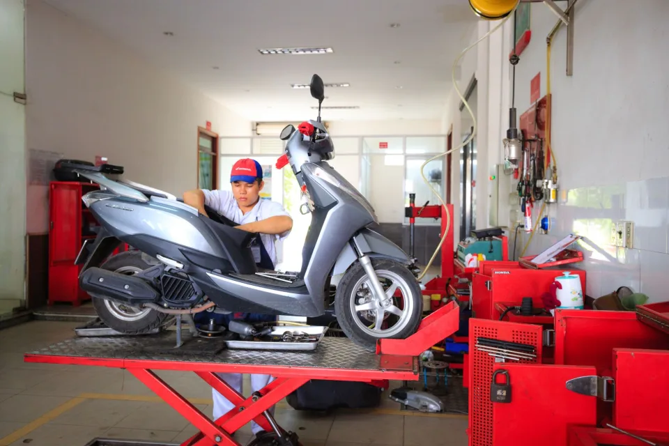 Xe dựng trong tiệm