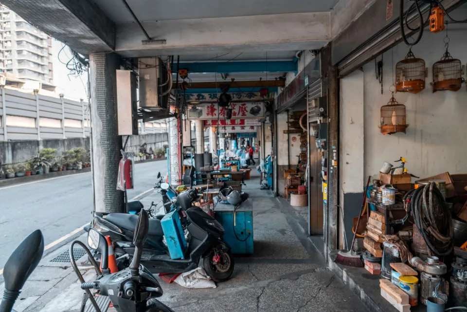 Xe máy chờ sửa