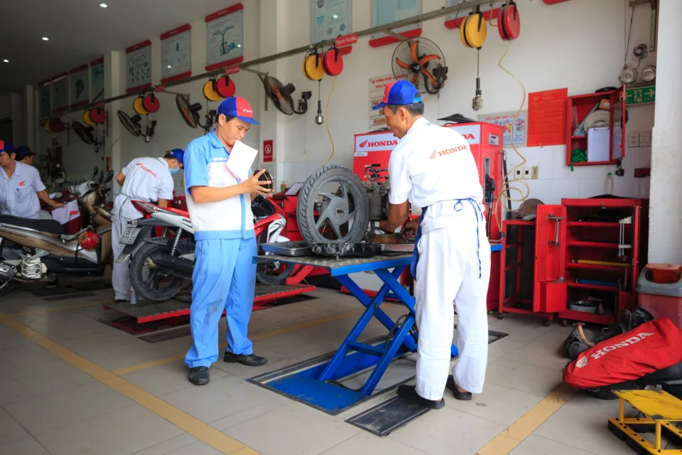 Thợ đang sửa máy xe